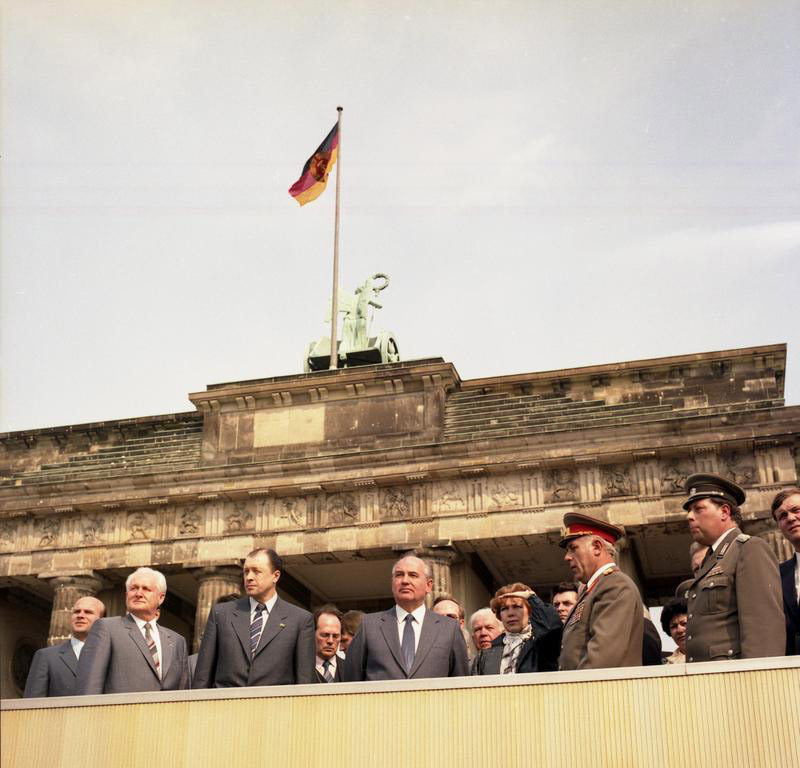 Gorbachov en la Puerta de Brandemburgo en abril de 1986 durante una visita a Alemania Oriental.