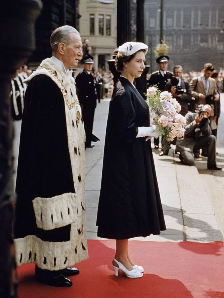 La reina Isabel fuera de City Chambers en Glasgow durante una gira de coronación de Escocia en 1953