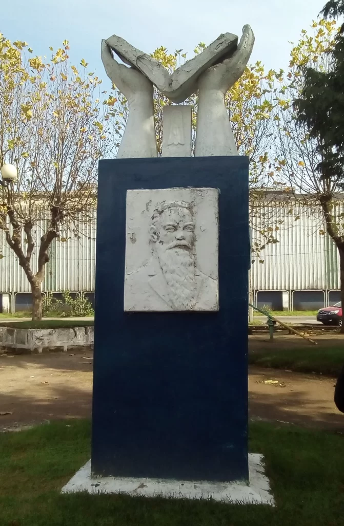 Uno de los monumentos existentes en Chile, efectuados en honor a la obra de Canut de Bon.