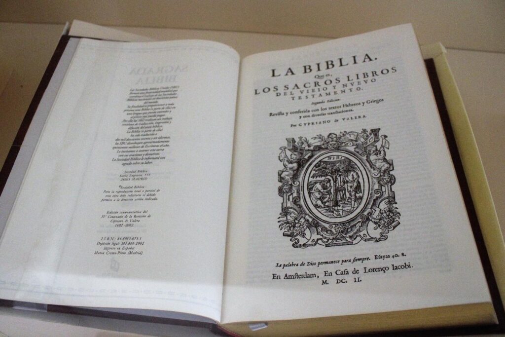 Facsímil con la portada de la Biblia del Cántaro de 1602.
