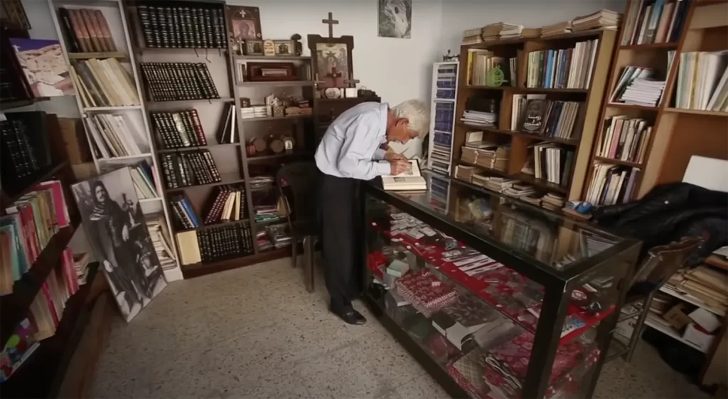Tienda de Malula que ha recolectado libros y enciclopedias en lengua aramea