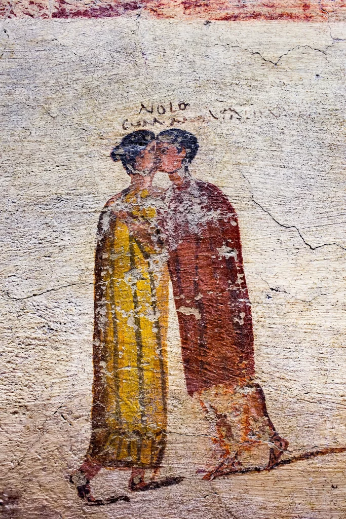 Mural romano de una pareja dándose un beso.