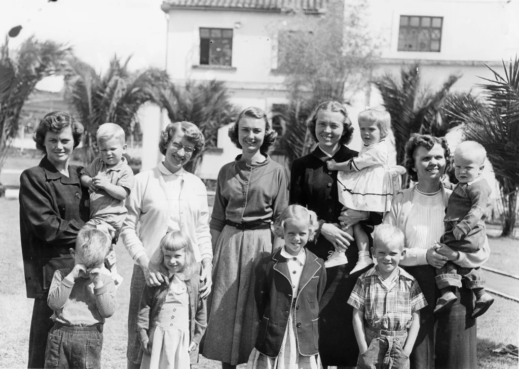 Las cinco esposas y siete hijos de los misioneros.