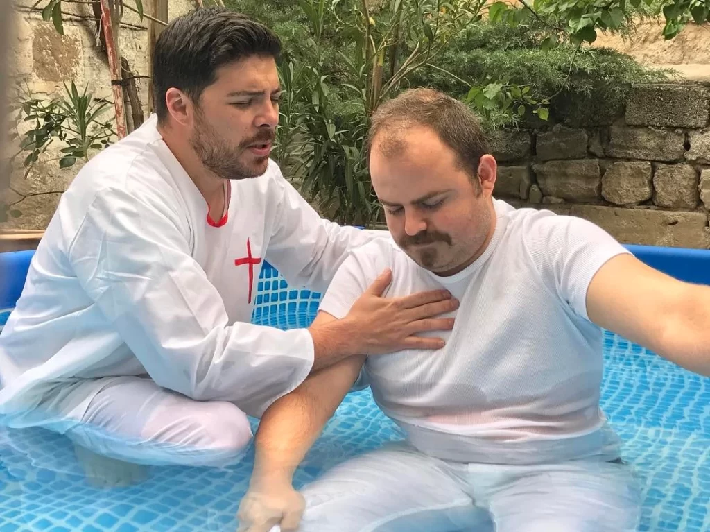 Samuel Nielsen bautizando a un nuevo creyente turco