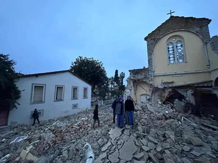 Fotografía que muestra una iglesia destruída casi en su totalidad