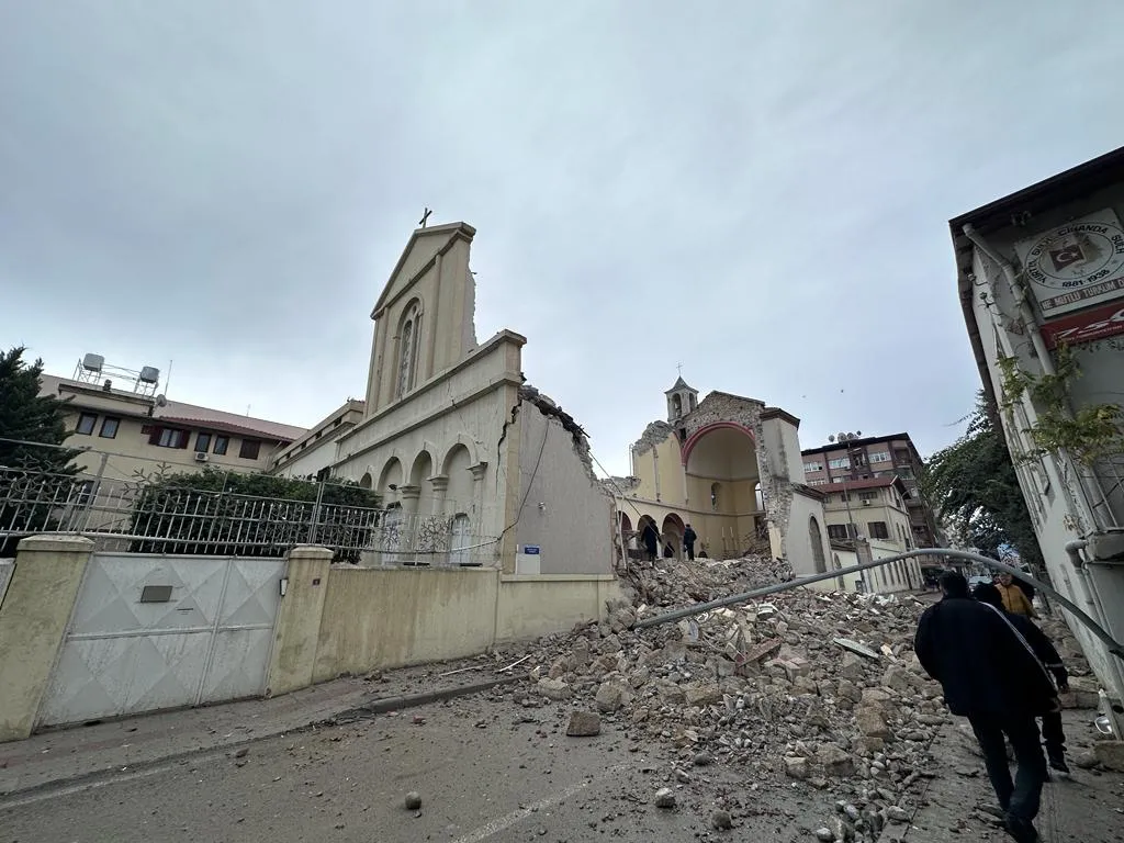 Otra iglesia cristiana parcialmente destruída por el terremoto