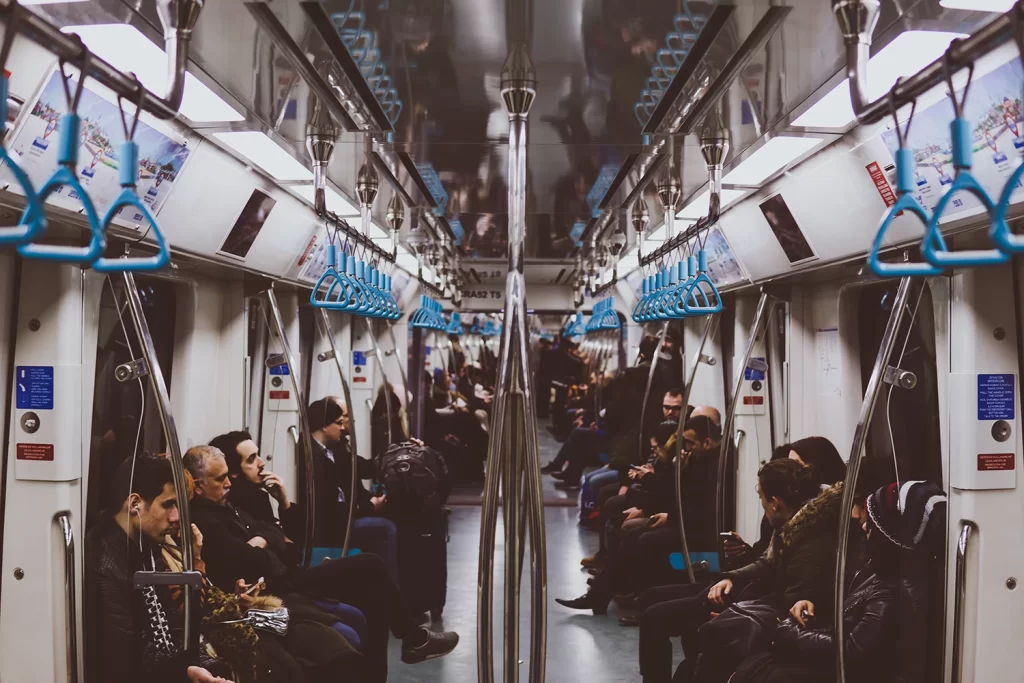 Pasajeros en el metro de Estambul