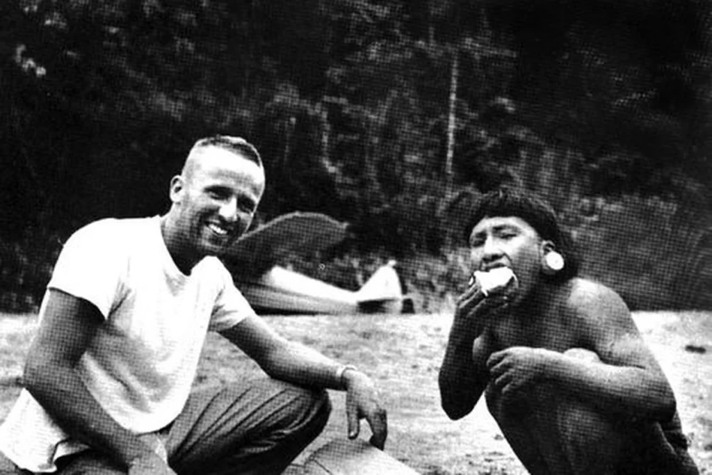 Nate Saint junto a un mimer de la tribu.